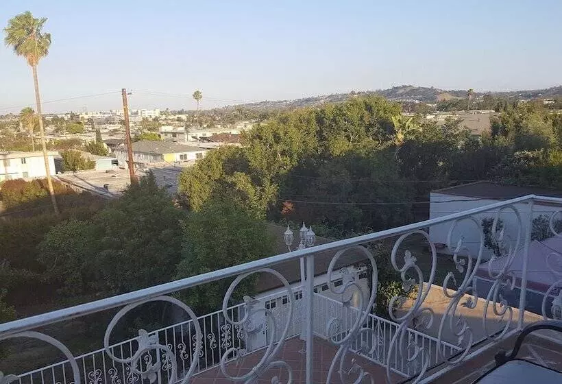 Great 2 Floor House In Beverly Wood