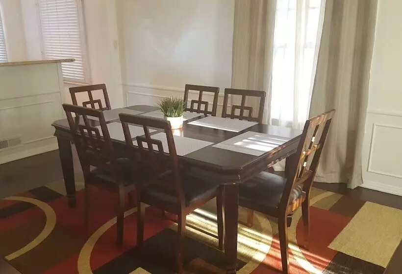 Great 2 Floor House In Beverly Wood
