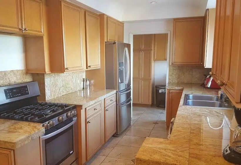 Great 2 Floor House In Beverly Wood
