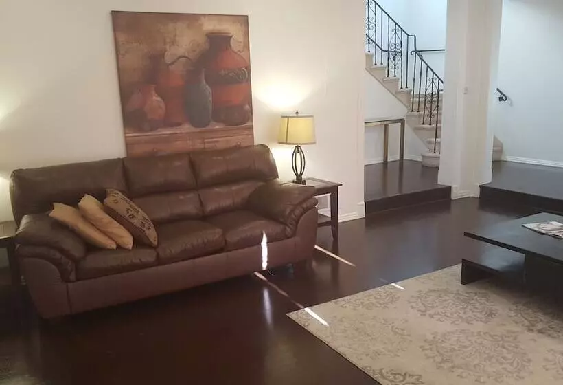 Great 2 Floor House In Beverly Wood
