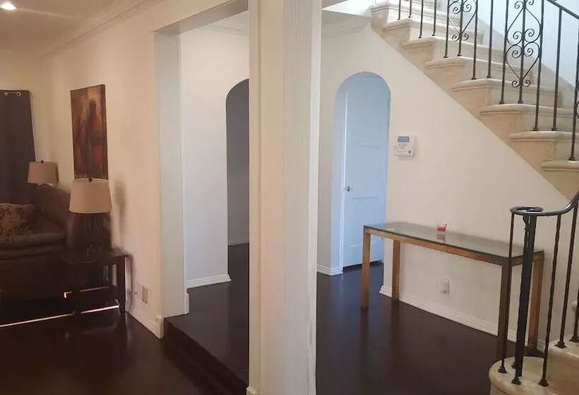 Great 2 Floor House In Beverly Wood