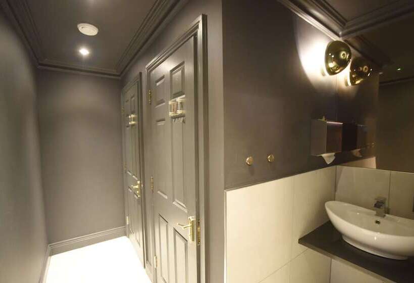 Hotel The Pack And Carriage London