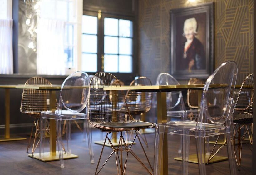 Hotel The Pack And Carriage London