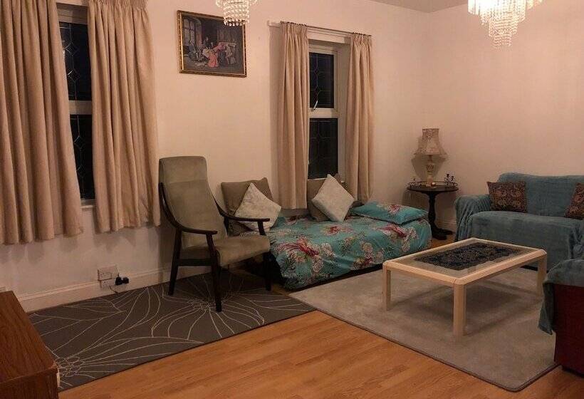 2 Bed Apartment In Basingstoke
