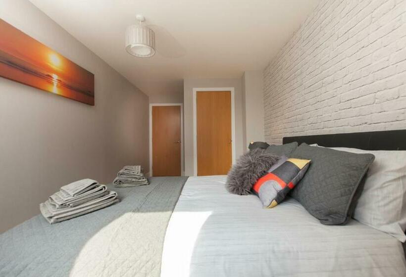 Amazing Apartments Cables Wynd Near The Shore Free Parking