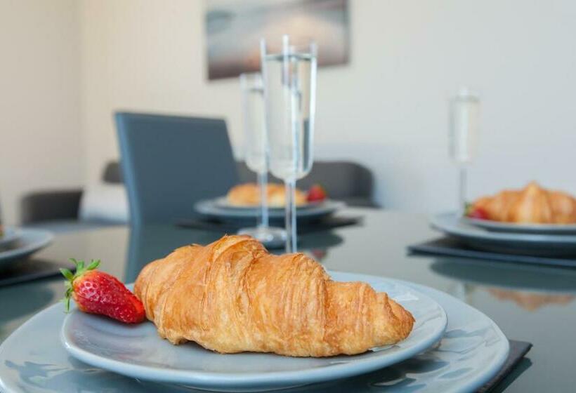 Amazing Apartments Cables Wynd Near The Shore Free Parking