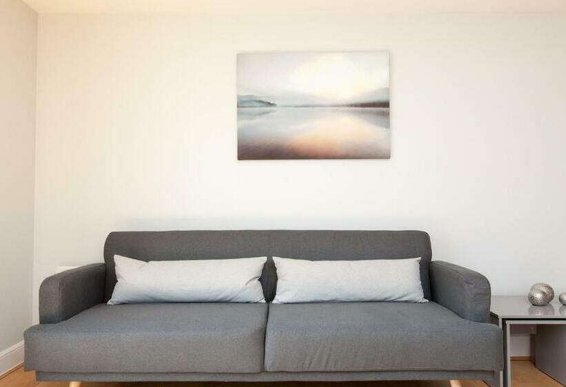 Amazing Apartments Cables Wynd Near The Shore Free Parking