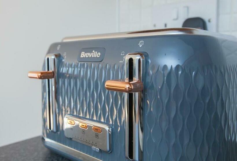 Amazing Apartments Cables Wynd Near The Shore Free Parking