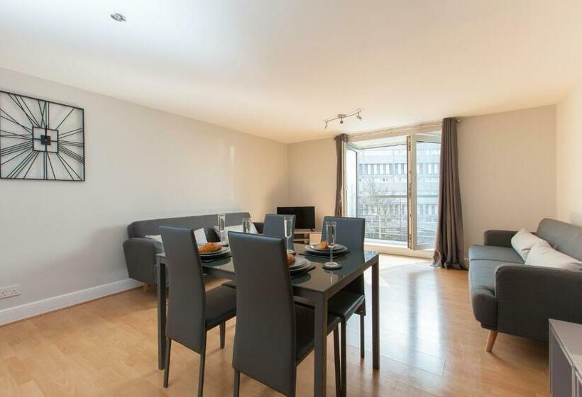 Amazing Apartments Cables Wynd Near The Shore Free Parking