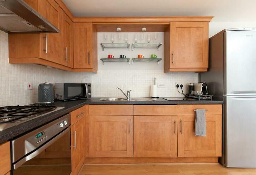 Amazing Apartments Cables Wynd Near The Shore Free Parking