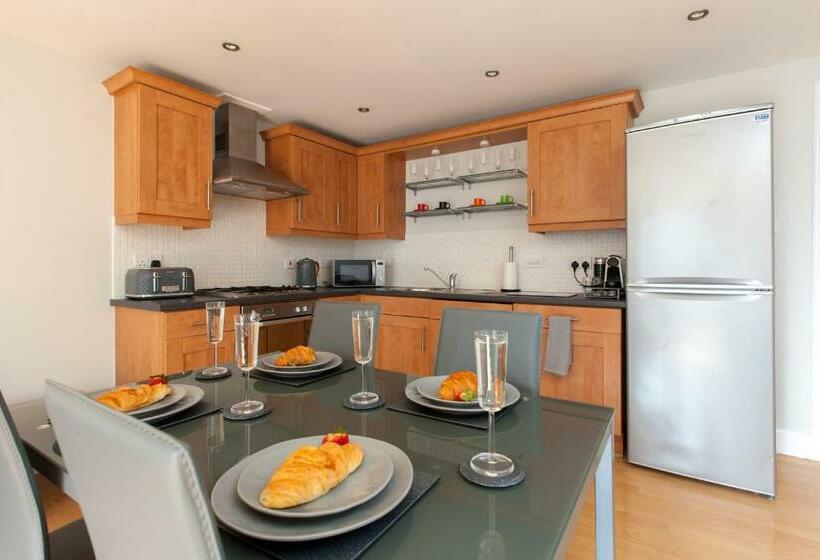 Amazing Apartments Cables Wynd Near The Shore Free Parking