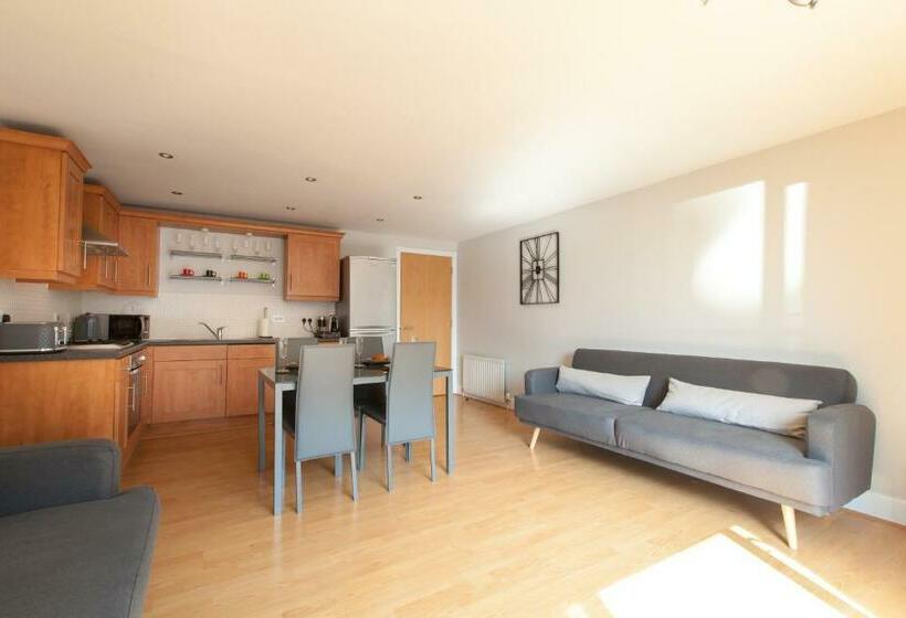 Amazing Apartments Cables Wynd Near The Shore Free Parking