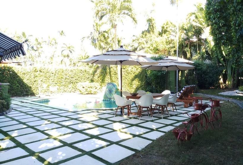 Cottage With Luxury Pool Near Beach