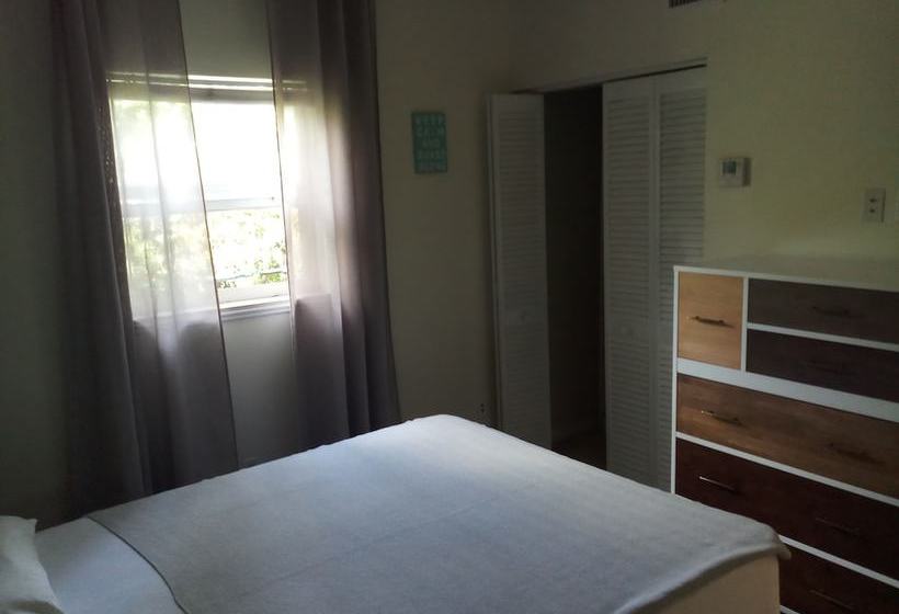 Cottage With Luxury Pool Near Beach