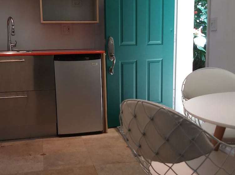 Cottage With Luxury Pool Near Beach