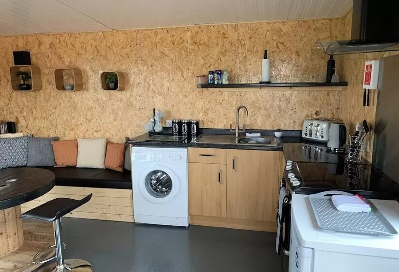 Acdc Glamping, Campervan , Caravan And Tent Resort