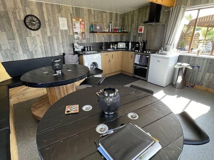 Acdc Glamping, Campervan , Caravan And Tent Resort