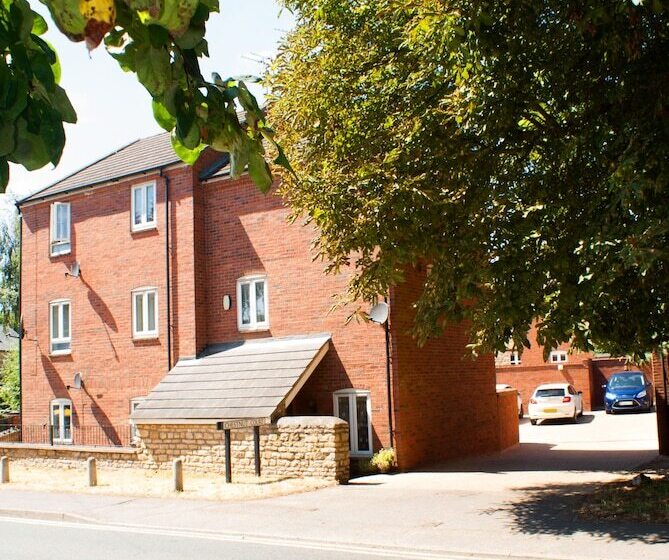Chestnut Court 2 Bed Apartment Free Parking Wiifi Smart Tv