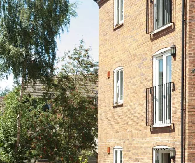 Chestnut Court 2 Bed Apartment Free Parking Wiifi Smart Tv