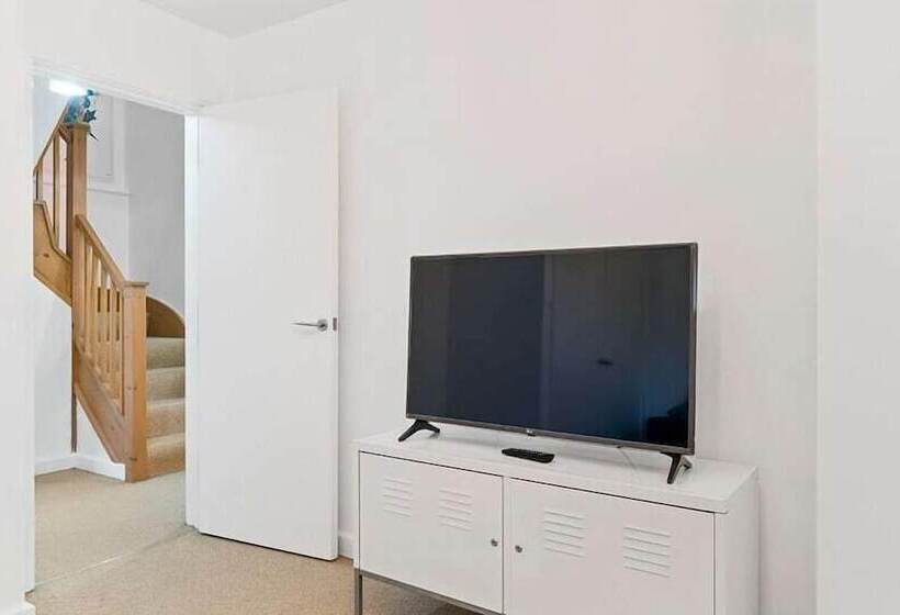 Chestnut Court 2 Bed Apartment Free Parking Wiifi Smart Tv