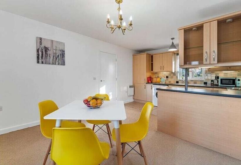 Chestnut Court 2 Bed Apartment Free Parking Wiifi Smart Tv