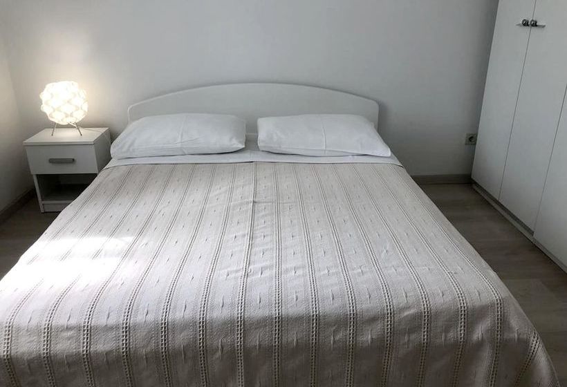 Apartment With 3 Bedrooms In Novigrad, With Enclosed Garden And Wifi  400 M From The Beach