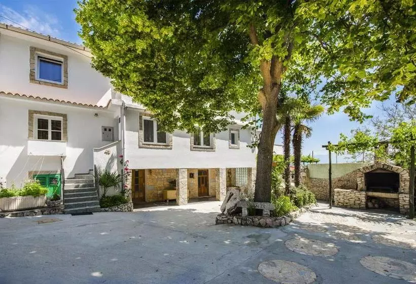 Apartments Mladen