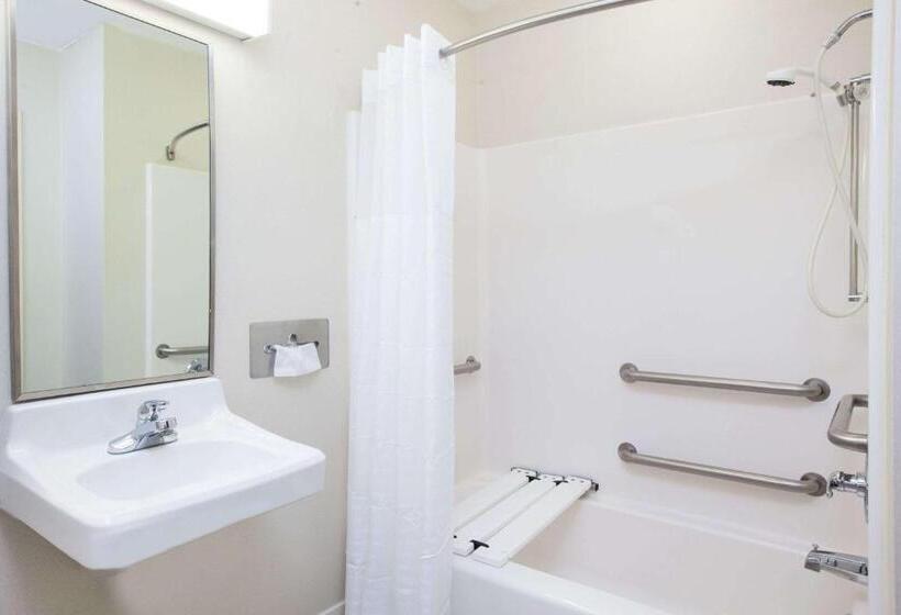 בית מלון כפרי Days Inn By Wyndham Brewerton/ Syracuse Near Oneida Lake