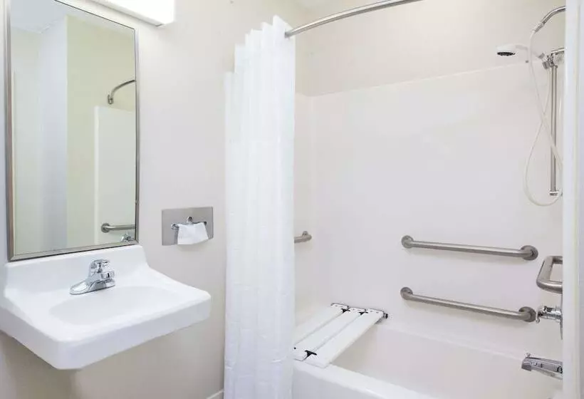 Hotel Days Inn By Wyndham Brewerton/ Syracuse Near Oneida Lake