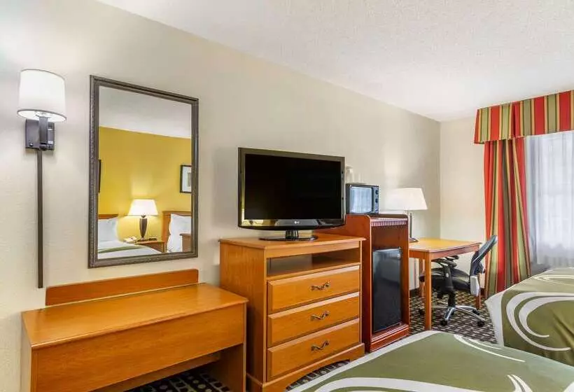 ホテル Quality Inn Fayetteville Near Historic Downtown Square