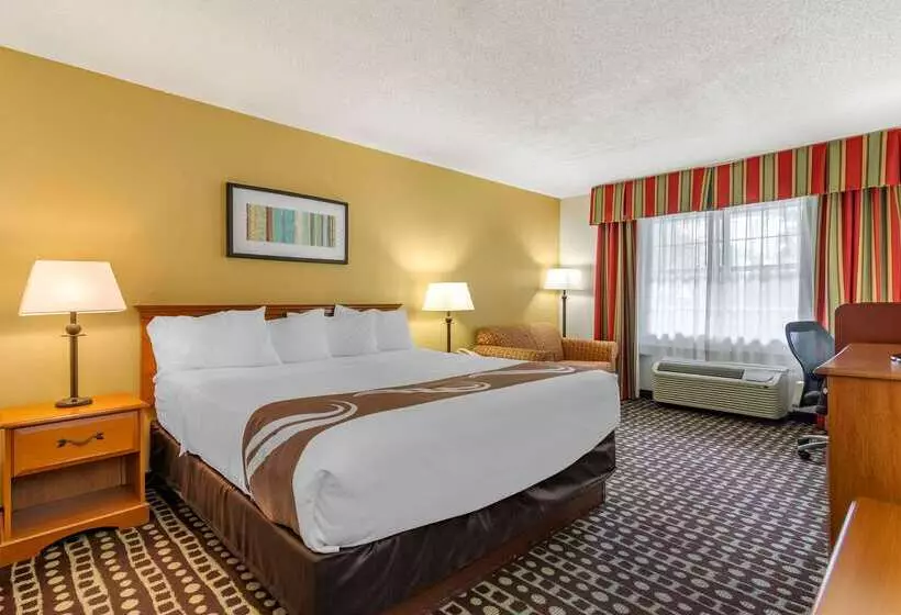 ホテル Quality Inn Fayetteville Near Historic Downtown Square