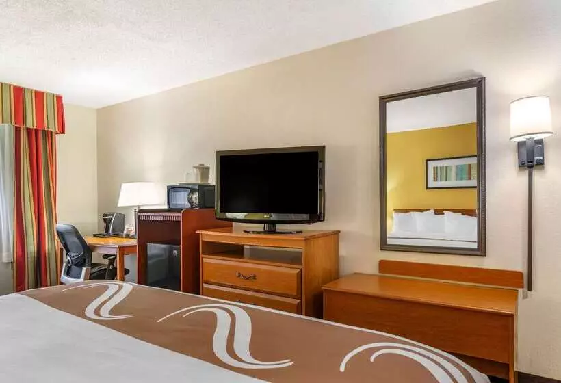 ホテル Quality Inn Fayetteville Near Historic Downtown Square