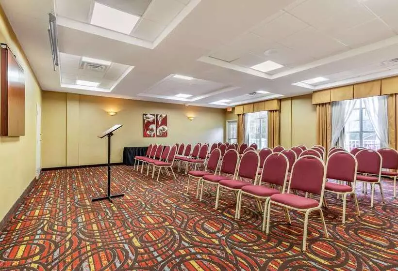 ホテル Quality Inn Fayetteville Near Historic Downtown Square