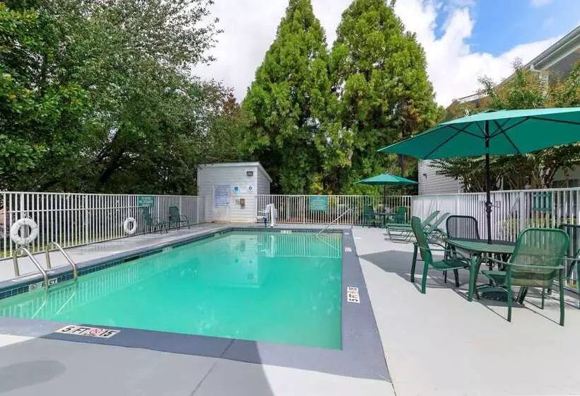 ホテル Quality Inn Fayetteville Near Historic Downtown Square