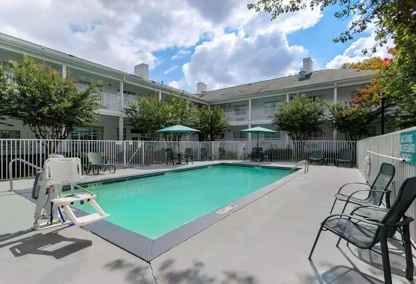 ホテル Quality Inn Fayetteville Near Historic Downtown Square