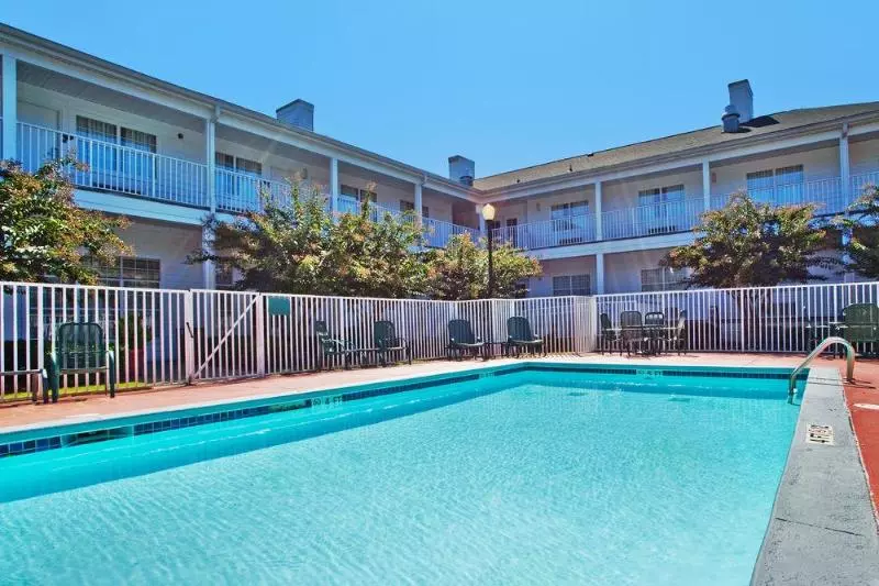 ホテル Quality Inn Fayetteville Near Historic Downtown Square