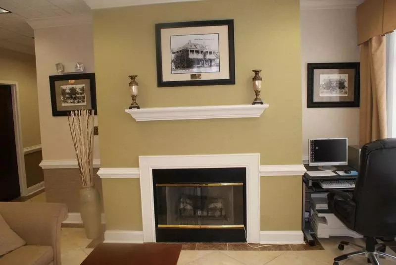 ホテル Quality Inn Fayetteville Near Historic Downtown Square