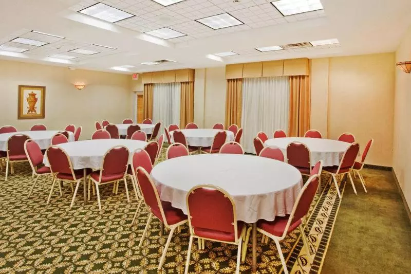 ホテル Quality Inn Fayetteville Near Historic Downtown Square