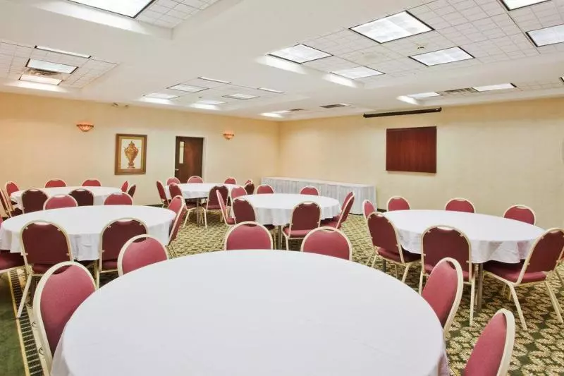 ホテル Quality Inn Fayetteville Near Historic Downtown Square