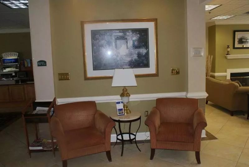 ホテル Quality Inn Fayetteville Near Historic Downtown Square
