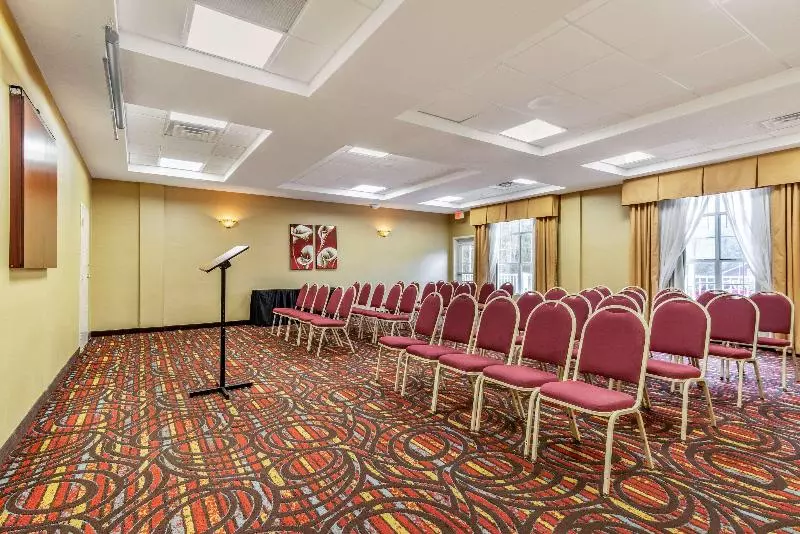 ホテル Quality Inn Fayetteville Near Historic Downtown Square