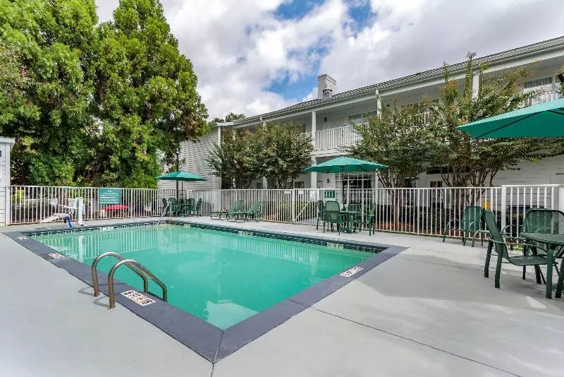 ホテル Quality Inn Fayetteville Near Historic Downtown Square