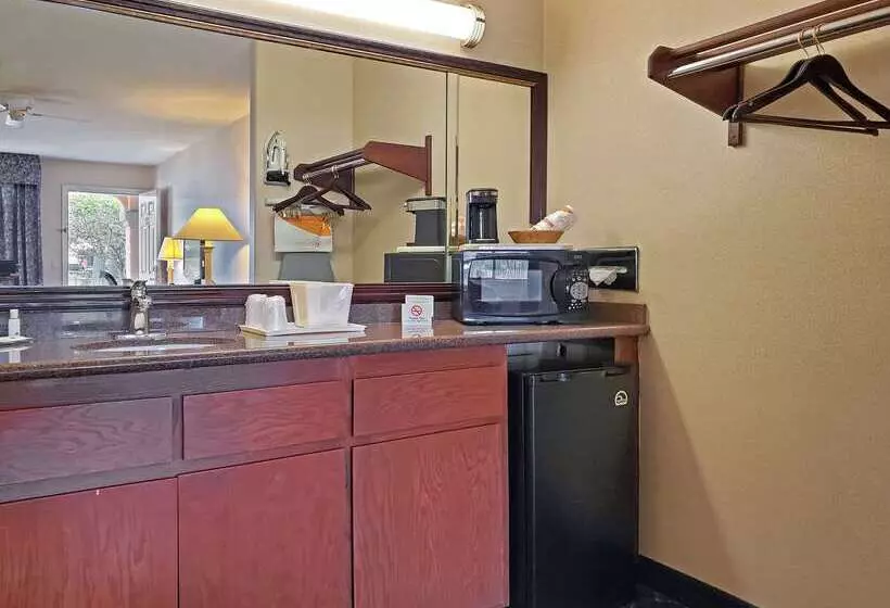 Отель Spark By Hilton Santa Nella On I 5