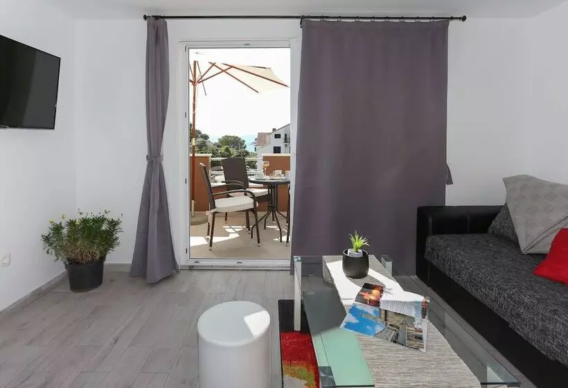 Bruno S Poolside Retreat