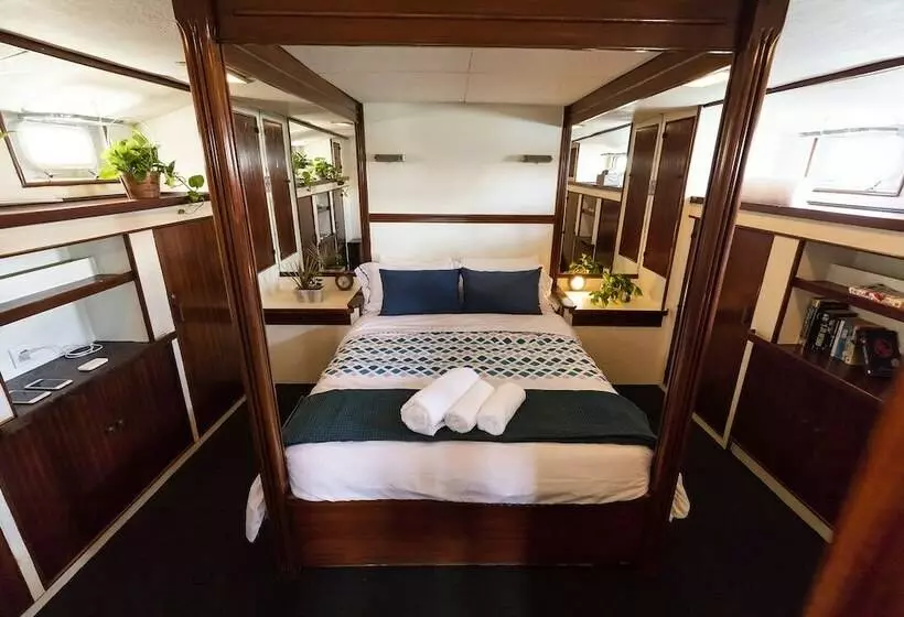 Hotelli Luxury Boat In Port Forum