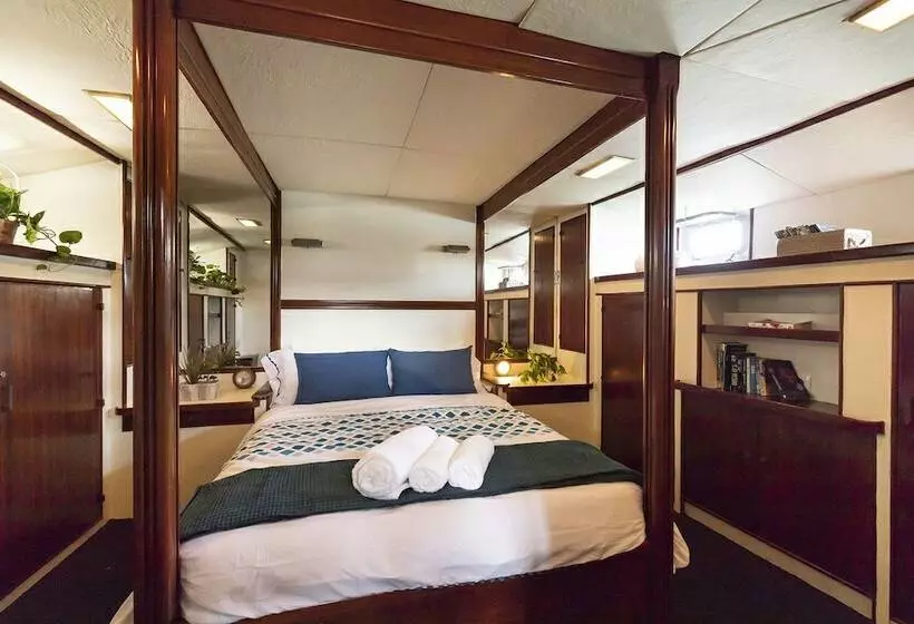 Hotelli Luxury Boat In Port Forum