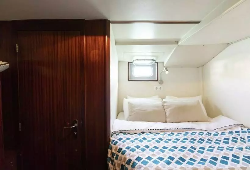 Hotelli Luxury Boat In Port Forum