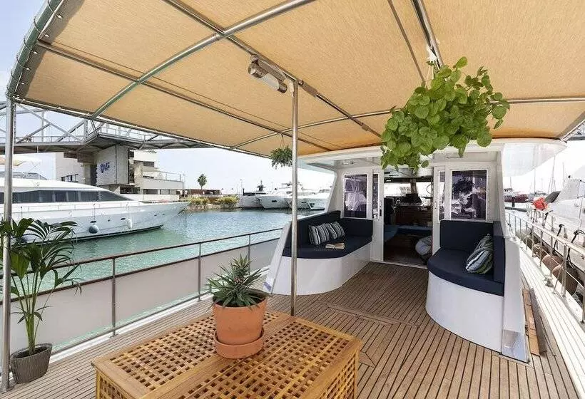 Hotelli Luxury Boat In Port Forum