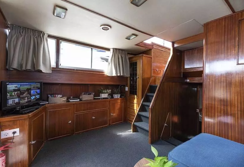 Hotelli Luxury Boat In Port Forum