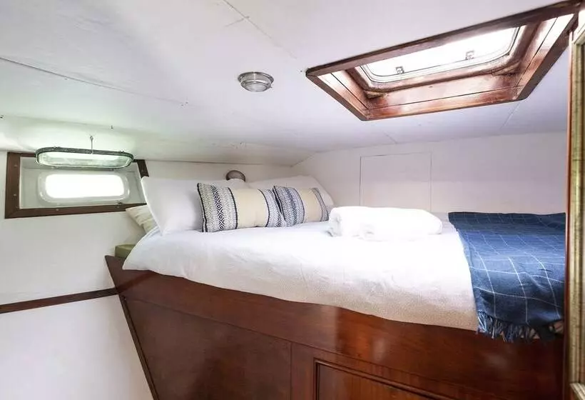 Hotelli Luxury Boat In Port Forum